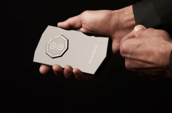 Snapdragon 865, 16 ГБ ОЗУ и 108 Мп камера за $500: «самый оригинальный смартфон в мире» или просто афера?
Snapdragon 865, 16 ГБ ОЗУ и 108 Мп камера за $500: «самый оригинальный смартфон в мире» или просто афера?