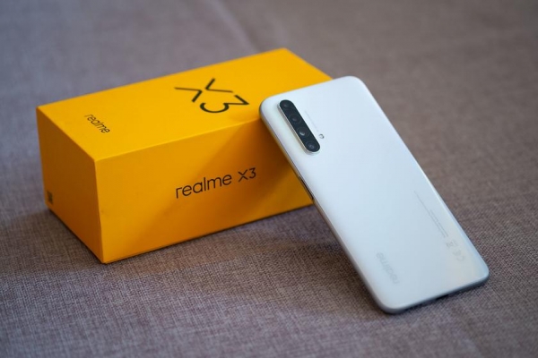 
						В сеть утекли спецификации флагмана Realme X3: IPS-дисплей на 120 Гц, чип Snapdragon 855+, батарея с зарядкой на 30 Вт и квадро-камера
					