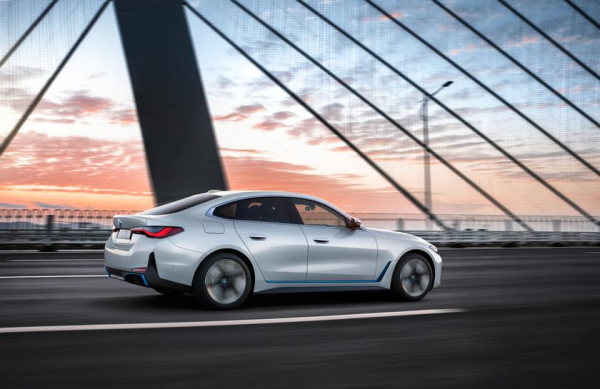BMW раскрыла подробности электрокара i4: две комплектации, запас хода до 590 км, поддержка быстрой зарядки, 5G и ценник от $55 400
BMW раскрыла подробности электрокара i4: две комплектации, запас хода до 590 км, поддержка быстрой зарядки, 5G и ценник от $55 400