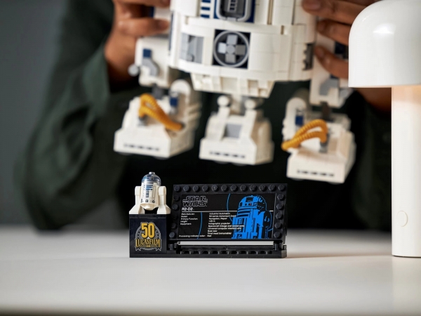 
						В честь 50-летия Lucasfilm: LEGO представила новый набор дроида R2-D2 из &laquo;Звёздных войн&raquo;
					