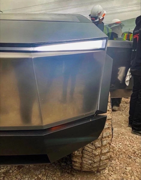 Илон Маск показал новые детали Tesla Cybertruck: 17-дюймовый экран и штурвал, как у Tesla Model S (2021)
Илон Маск показал новые детали Tesla Cybertruck: 17-дюймовый экран и штурвал, как у Tesla Model S (2021)