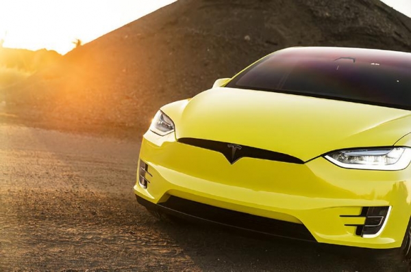 
						Tesla запускает сервис  покраски своих электромобилей
					