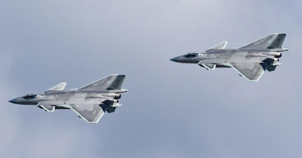 
							Китай улучшает истребитель пятого поколения J-20 Mighty Dragon для превосходства над американским F-22 Raptor
						