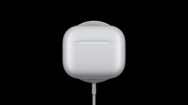 AirPods 3 стали первыми наушниками Apple с водозащитой зарядного футляра
AirPods 3 стали первыми наушниками Apple с водозащитой зарядного футляра