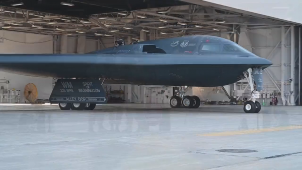 
							ВВС США опубликовали видео первого полёта ядерного бомбардировщика B-2 Spirit после почти полугодичной паузы
						