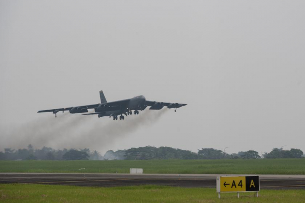 Первое в истории развёртывание ядерных бомбардировщиков B-52H в Индонезии подошло к концу – ВВС США возвращают стратегические самолёты на Гуам
Первое в истории развёртывание ядерных бомбардировщиков B-52H в Индонезии подошло к концу – ВВС США возвращают стратегические самолёты на Гуам