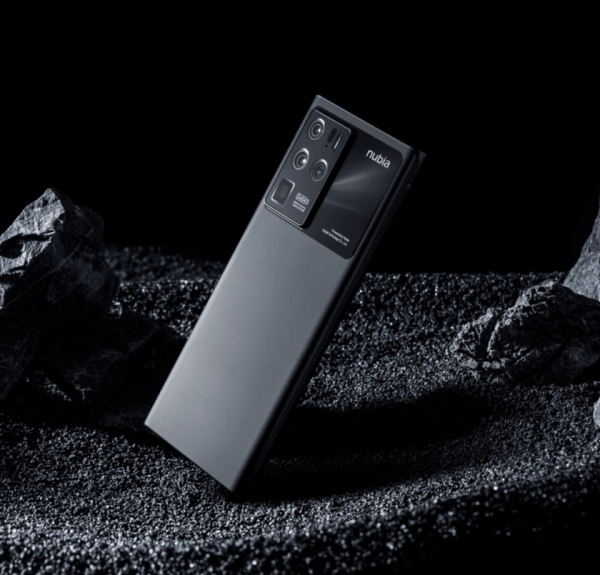 
						ZTE Nubia Z30 Pro: без подэкранной камеры, но с тремя датчиками по 64 МП, 144 Гц дисплеем и 120 Вт зарядкой за $770
					