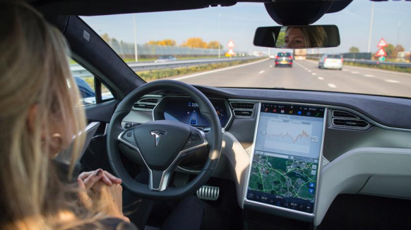 Tesla запустила Full Self-Driving: автопилот по подписке за $199 в месяц
Tesla запустила Full Self-Driving: автопилот по подписке за $199 в месяц
