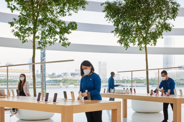 
						За такое и почку не жалко: Apple открыла магазин на воде в виде плавающего шара
					