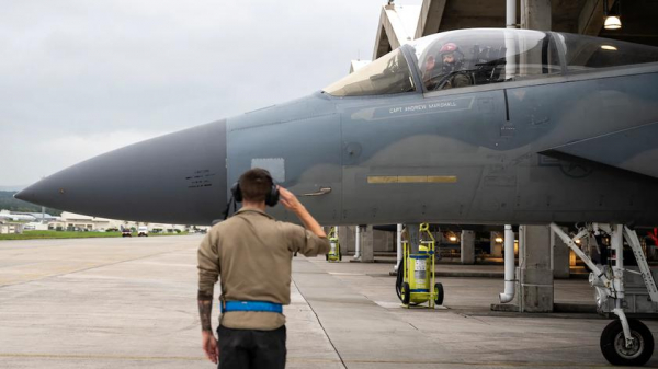 США запустили процесс вывода истребителей F-15 Eagle с авиабазы «Кадена» в Японии, где самолёты служили с 1979 года
США запустили процесс вывода истребителей F-15 Eagle с авиабазы «Кадена» в Японии, где самолёты служили с 1979 года
