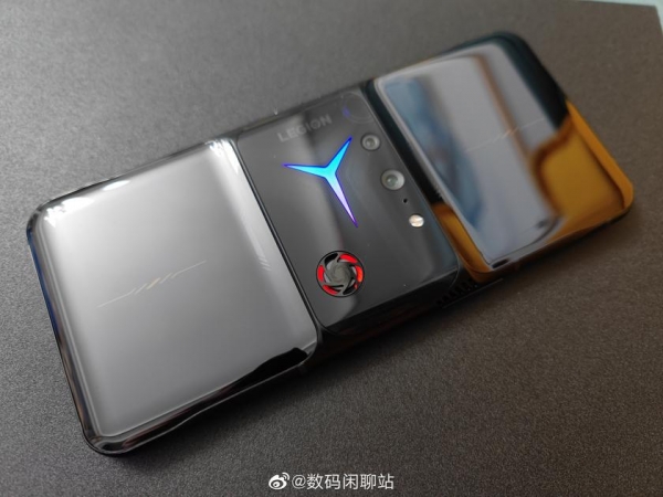 Игровой смартфон Lenovo Legion 2 Pro появился на «живых» снимках с необычным дизайном задней панели
Игровой смартфон Lenovo Legion 2 Pro появился на «живых» снимках с необычным дизайном задней панели