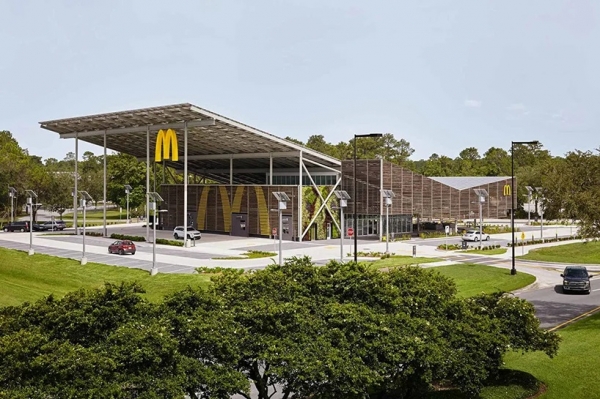 McDonald’s открыл первое автономное заведение с солнечными панелями, которое полностью обеспечивает себя электричеством
McDonald’s открыл первое автономное заведение с солнечными панелями, которое полностью обеспечивает себя электричеством