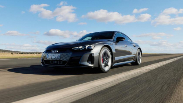Блогер попытался оживить утонувший электрокар Audi e-tron GT, высушив его в рисе. И лайфхак работает!
Блогер попытался оживить утонувший электрокар Audi e-tron GT, высушив его в рисе. И лайфхак работает!