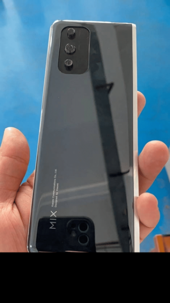 Прототип складного смартфона Xiaomi Mi MIX c дизайном, как у Galaxy Z Fold 2 появился на «живых» фотографиях
Прототип складного смартфона Xiaomi Mi MIX c дизайном, как у Galaxy Z Fold 2 появился на «живых» фотографиях
