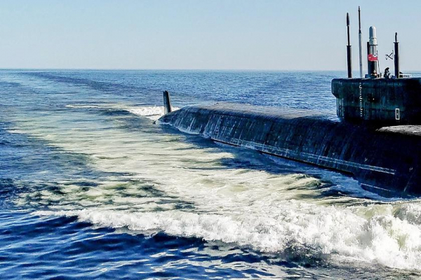 
							Россия перебрасывает в Тихий океан стратегическую атомную субмарину &laquo;Генералиссимус Суворов&raquo;, которая может нести баллистические ракеты дальностью 9300 км с ядерными боеголовками
						
