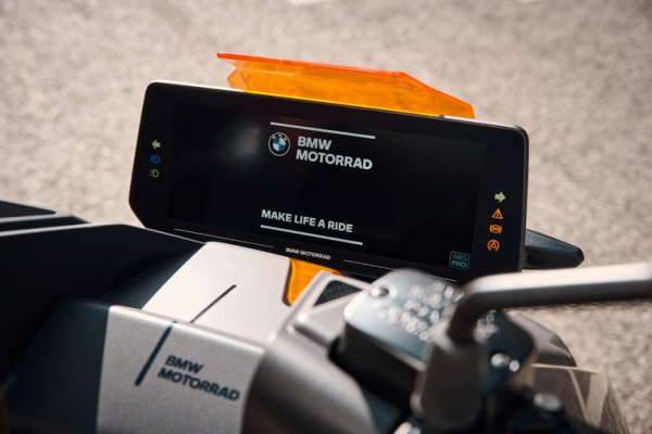 
						BMW Motorrad CE 04: электроскутер с запасом хода 130 км, разгоном до 50 км/ч за 2.6 сек и ценником от $12 000
					
