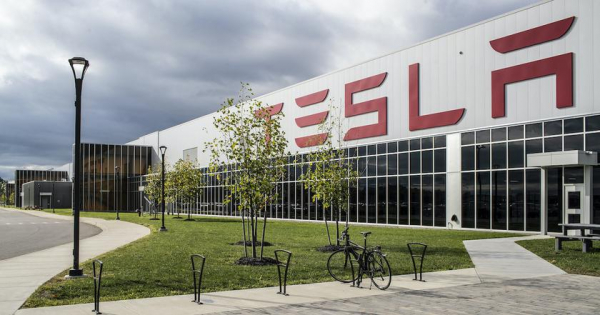 
							Tesla обвиняется в нарушении трудового законодательства США - компания запрещала обсуждать заработную плату
						