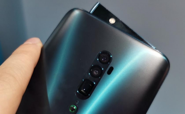 
						OPPO Reno 10X Zoom с обновлением системы научился записывать видео на широкоугольную камеру и телеобъектив
					