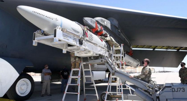 Ядерный бомбардировщик B-52H Stratofortress во второй раз испытал боевой прототип гиперзвуковой ракеты AGM-183A ARRW
Ядерный бомбардировщик B-52H Stratofortress во второй раз испытал боевой прототип гиперзвуковой ракеты AGM-183A ARRW