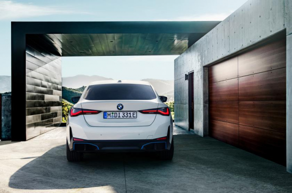 BMW раскрыла подробности электрокара i4: две комплектации, запас хода до 590 км, поддержка быстрой зарядки, 5G и ценник от $55 400
BMW раскрыла подробности электрокара i4: две комплектации, запас хода до 590 км, поддержка быстрой зарядки, 5G и ценник от $55 400