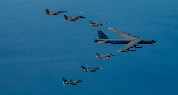 
							США, Республика Корея и Япония впервые в истории провели трёхсторонние воздушные учения с применением B-52H Stratofortress, F-16 Fighting Falcoт, F-15K Eagle и F-2
						