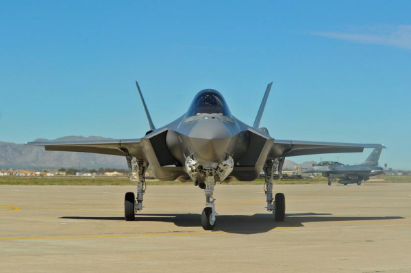 
							Пентагон временно запретил полёты части истребителей F-35 Lightning II после падения самолёта в Техасе
						