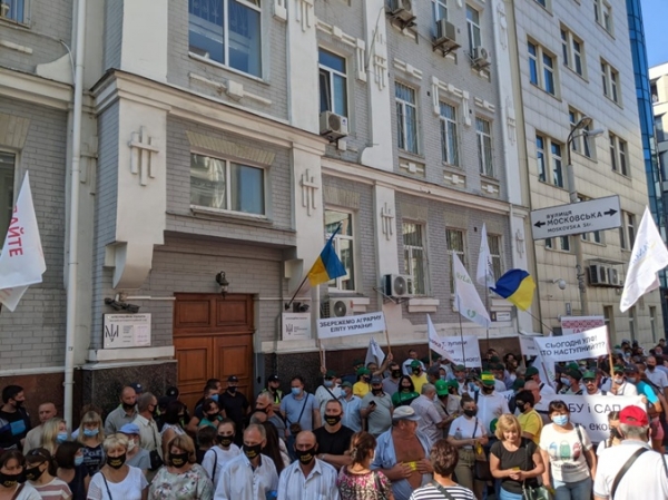 3000 работников "Укрлендфарминг" требуют под стенами ВАКС остановить незаконный террор против компании 3000 работников "Укрлендфарминг" требуют под стенами ВАКС остановить незаконный террор против компании