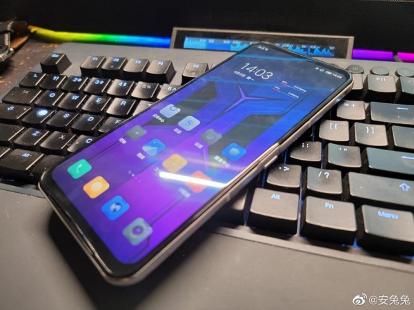 Игровой смартфон Lenovo Legion 2 Pro появился на «живых» снимках с необычным дизайном задней панели
Игровой смартфон Lenovo Legion 2 Pro появился на «живых» снимках с необычным дизайном задней панели