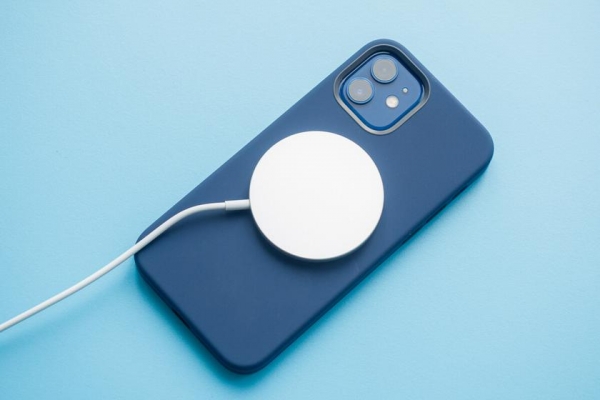 
						Осторожно! iPhone 12 и MagSafe могут влиять на работу кардиостимуляторов и других медицинских устройств
					