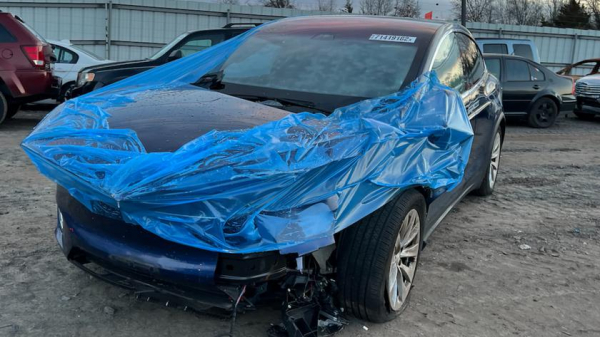 Редактор CNBC продал свою Tesla Model X на запчасти — а теперь она катается по Украине и посылает сообщения старому владельцу
Редактор CNBC продал свою Tesla Model X на запчасти — а теперь она катается по Украине и посылает сообщения старому владельцу