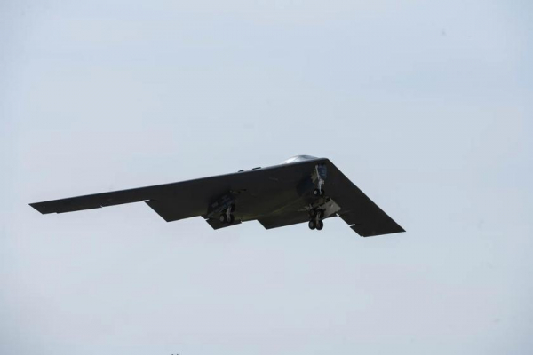 США подняли в небо одновременно 40% флота ядерных бомбардировщиков B-2 Spirit стоимостью более $2 млрд
США подняли в небо одновременно 40% флота ядерных бомбардировщиков B-2 Spirit стоимостью более $2 млрд