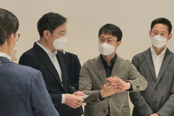 
						Samsung показала смартфон со скручивающимся дисплеем?
					
