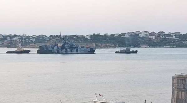 Опубликована фотография буксировки ракетного корабля «Самум» стоимостью $45 млн, который был подбит украинским экспериментальным дроном Sea Baby
Опубликована фотография буксировки ракетного корабля «Самум» стоимостью $45 млн, который был подбит украинским экспериментальным дроном Sea Baby