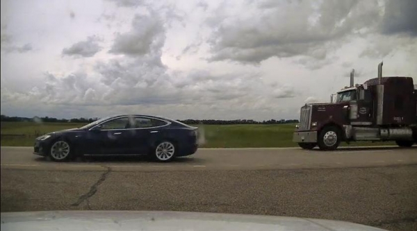 
						Автопилот Tesla Model S удирал от полицейских со скоростью более 140 км/ч, пока водитель спал за рулем
					