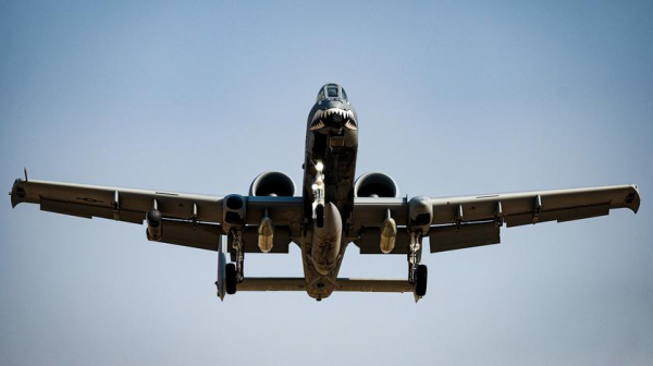 Первый легендарный штурмовик A-10 Thunderbolt II прибыл на Ближний Восток на помощь истребителям F-15E и F-16
Первый легендарный штурмовик A-10 Thunderbolt II прибыл на Ближний Восток на помощь истребителям F-15E и F-16