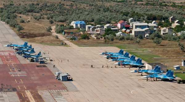 
						На российской авиабазе в Крыму прогремели мощные взрывы &ndash; на аэродроме находилось более 20 самолётов
					