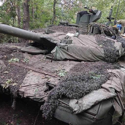 Вооружённые Силы Украины впервые захватили сверхсовременный российский танк Т-90М Прорыв
Вооружённые Силы Украины впервые захватили сверхсовременный российский танк Т-90М Прорыв