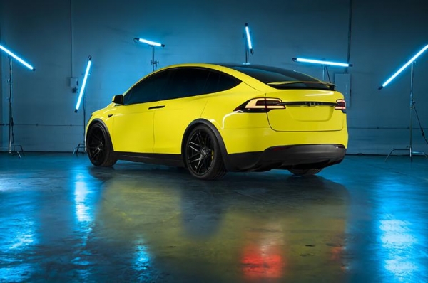 
						Tesla запускает сервис  покраски своих электромобилей
					