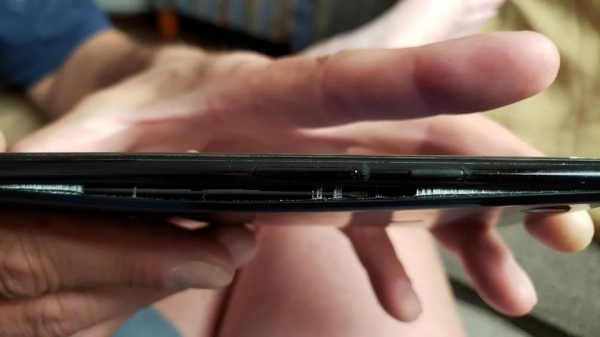 У смартфонов Google Pixel 3 и Pixel 4 начали вздуваться аккумуляторы
У смартфонов Google Pixel 3 и Pixel 4 начали вздуваться аккумуляторы