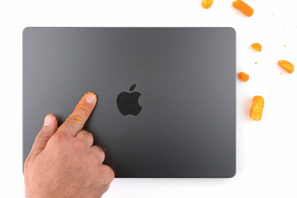 
							В&nbsp;iFixit разобрали новый MacBook Pro M3 и&nbsp;объяснили, почему корпус стал темнее и&nbsp;собирает меньше отпечатков пальцев
						