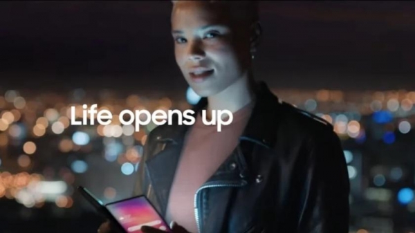 
						Samsung показала в новом рекламном ролике Galaxy Z Fold 3 с подэкранной камерой? И опять подколола Apple
					
