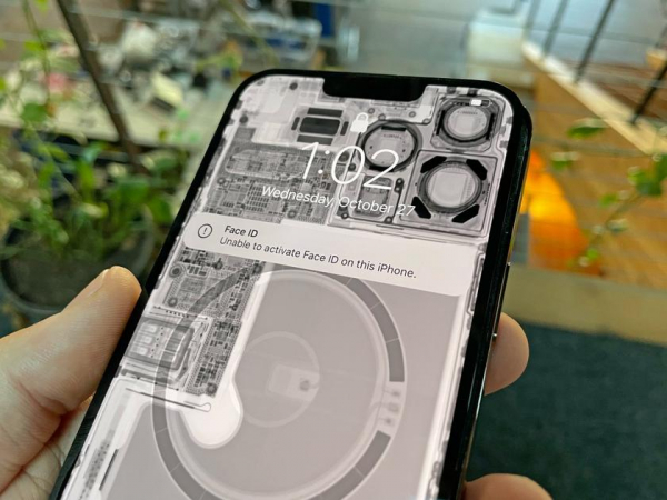 
						Заменить дисплей в iPhone 13 в неофициальном сервисе почти невозможно без потери функциональности
					