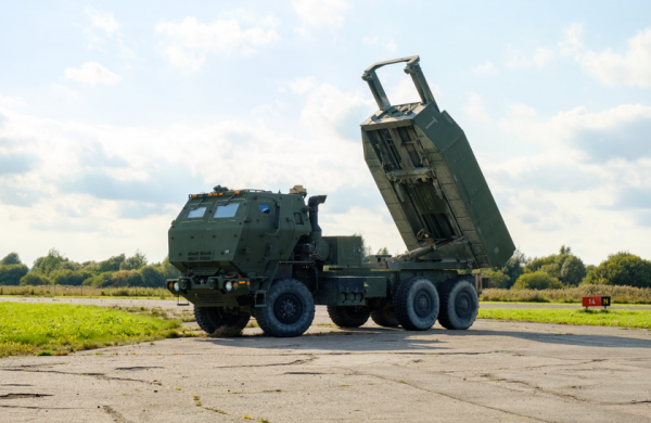 США отправили в Латвию реактивные системы залпового огня HIMARS для участия в военных учениях Namejs 2022
США отправили в Латвию реактивные системы залпового огня HIMARS для участия в военных учениях Namejs 2022