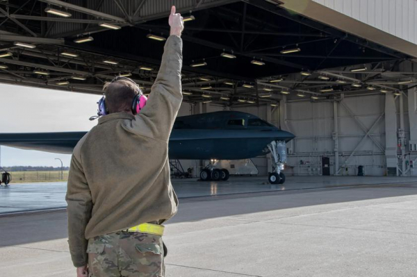 США подняли в небо одновременно 40% флота ядерных бомбардировщиков B-2 Spirit стоимостью более $2 млрд
США подняли в небо одновременно 40% флота ядерных бомбардировщиков B-2 Spirit стоимостью более $2 млрд