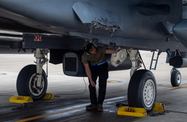 F-15E 91-0308 стал первым истребителем Strike Eagle на базе «Лейкенхит» в Великобритании, который смог пролететь 10 000 часов
F-15E 91-0308 стал первым истребителем Strike Eagle на базе «Лейкенхит» в Великобритании, который смог пролететь 10 000 часов