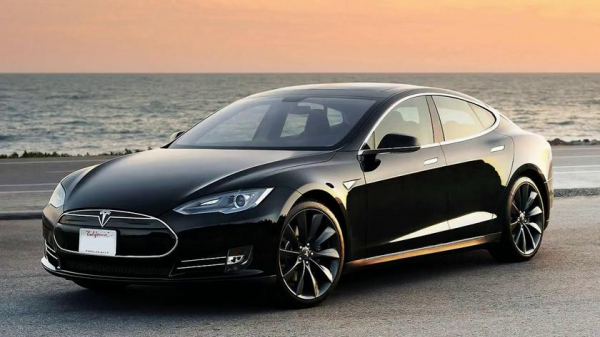 
						19-летний хакер взломал 25 автомобилей Tesla удалённо
					