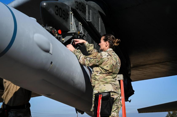 ВВС США готовят ядерный бомбардировщик B-52H Stratofortress к испытанию гиперзвуковой ракеты AGM-183A ARRW, которая сможет развивать скорость 24 700 км/ч
ВВС США готовят ядерный бомбардировщик B-52H Stratofortress к испытанию гиперзвуковой ракеты AGM-183A ARRW, которая сможет развивать скорость 24 700 км/ч