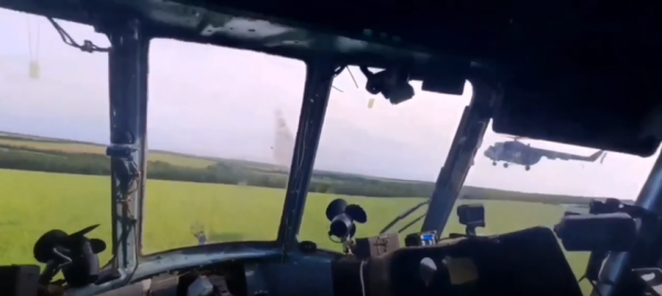 Опубликовано уникальное видео из кабины пилота вертолёта Ми-8МСБ-В во время ударов по россиянами неуправляемыми ракетами С-8
Опубликовано уникальное видео из кабины пилота вертолёта Ми-8МСБ-В во время ударов по россиянами неуправляемыми ракетами С-8