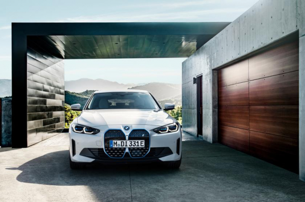 BMW раскрыла подробности электрокара i4: две комплектации, запас хода до 590 км, поддержка быстрой зарядки, 5G и ценник от $55 400
BMW раскрыла подробности электрокара i4: две комплектации, запас хода до 590 км, поддержка быстрой зарядки, 5G и ценник от $55 400
