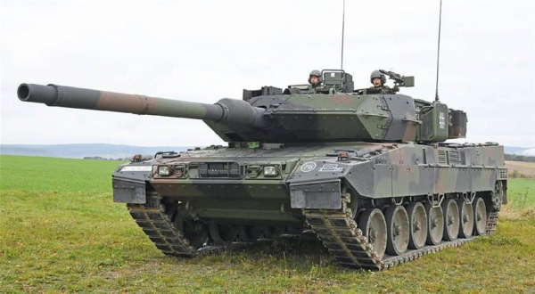 Немецкая армия приняла вооружение новый танк Leopard 2A7V с пушкой Rheinmetall L/55 и лучшей защитой в мире
Немецкая армия приняла вооружение новый танк Leopard 2A7V с пушкой Rheinmetall L/55 и лучшей защитой в мире